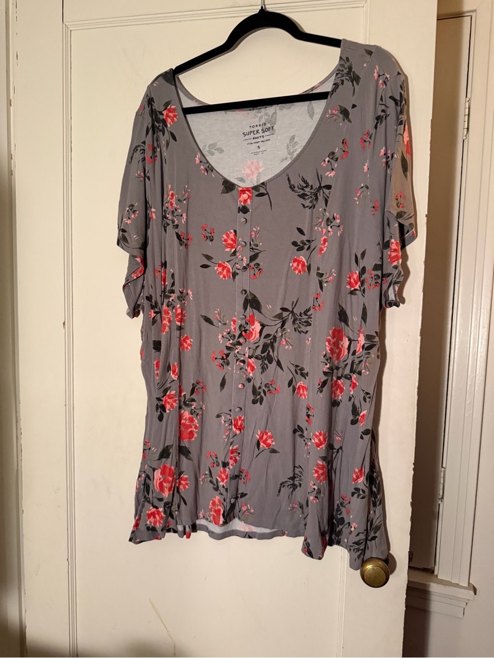 torrid Gray Floral Button-Front Women's Tunic with Pink-Red Flowers